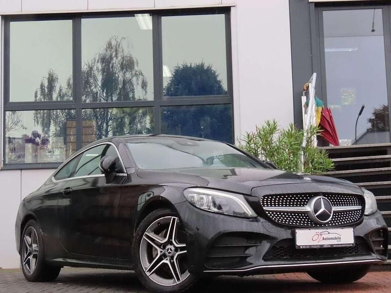 Schwarz Gebraucht 2019 Mercedes C200 AMG line Coupé | 27.900 € (Fairer Preis) - Bild 1/3