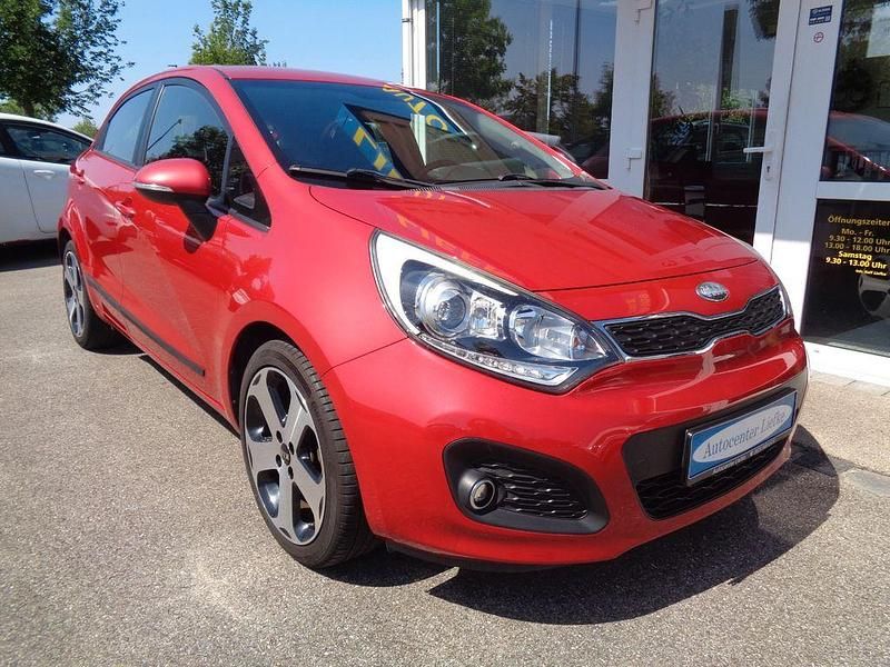 Gebraucht Kia Rio Spirit 109 PS (80 kW) 2013 Rot Limousine