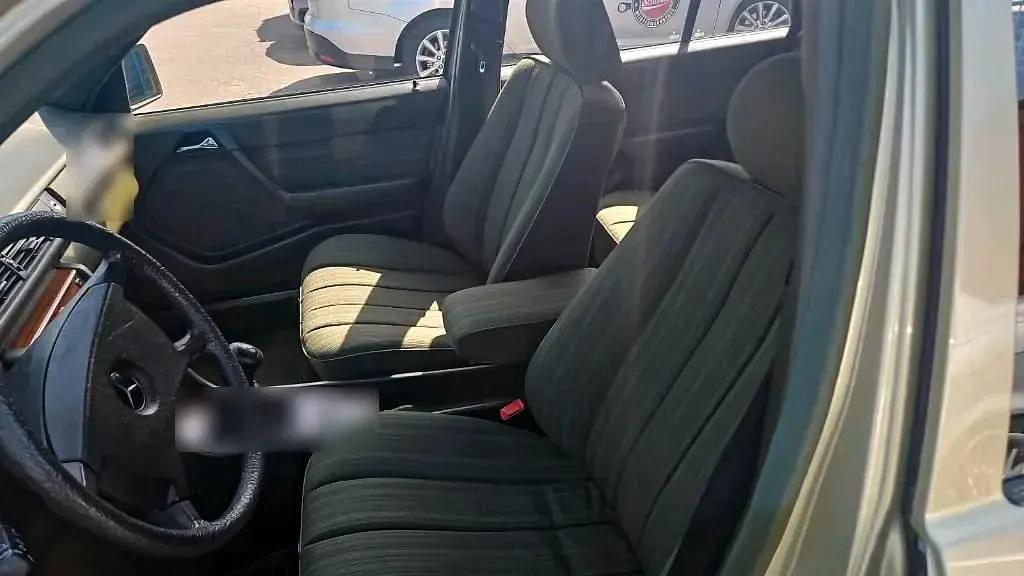 Gebraucht Mercedes E300 179 PS (131 kW) 1986 Grün Kombi