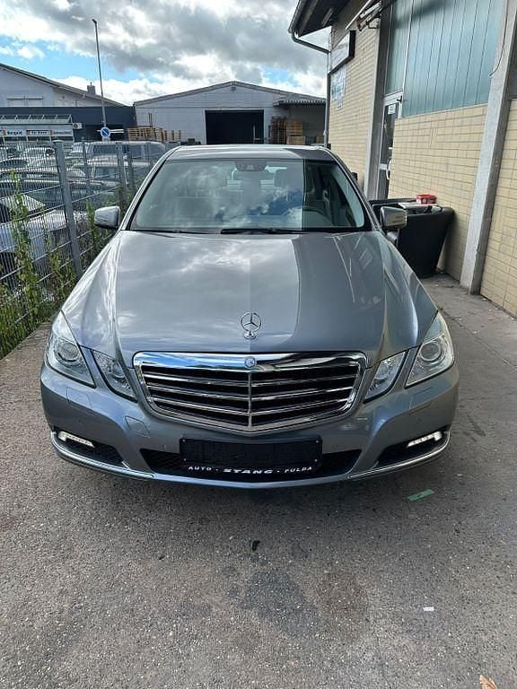 Silber Gebraucht 2010 Mercedes E200 Limousine | 11.500 € (Fairer Preis) - Bild 1/4