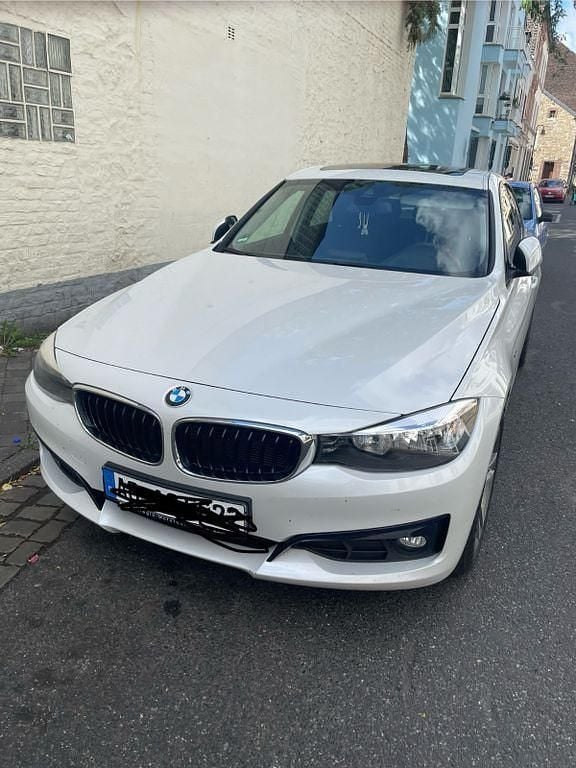 Weiß Gebraucht 2015 BMW 318 Gran Turismo Sport Line Limousine | 9.999 € (Superpreis) - Bild 1/4