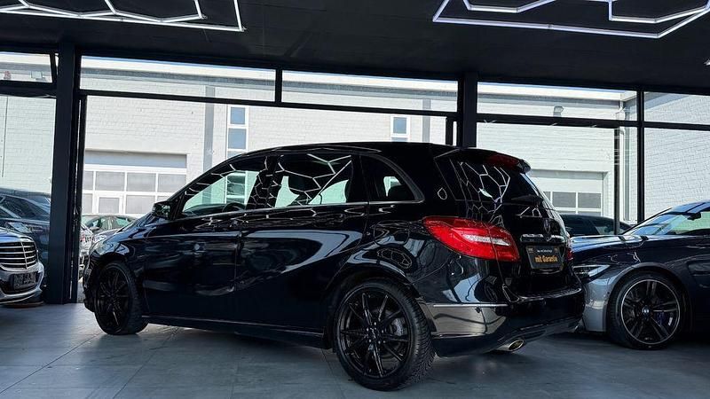 Gebraucht Mercedes B180 122 PS (89 kW) 2013 Schwarz Van / Kleinbus