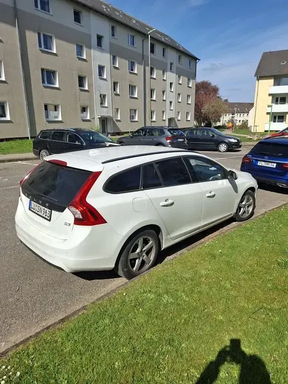 Gebraucht Volvo V60 Business Edition 150 PS (110 kW) 2015 Weiß Kombi