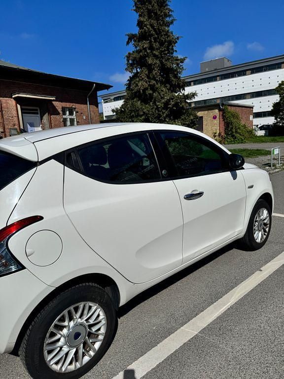 Second-hand Lancia Ypsilon 109 CP (80 kW) 2014 Alb Hatchback