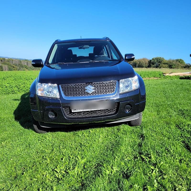 Schwarz Gebraucht 2011 Suzuki Grand Vitara SUV | 9.500 € (Etwas zu teuer) - Bild 1/4