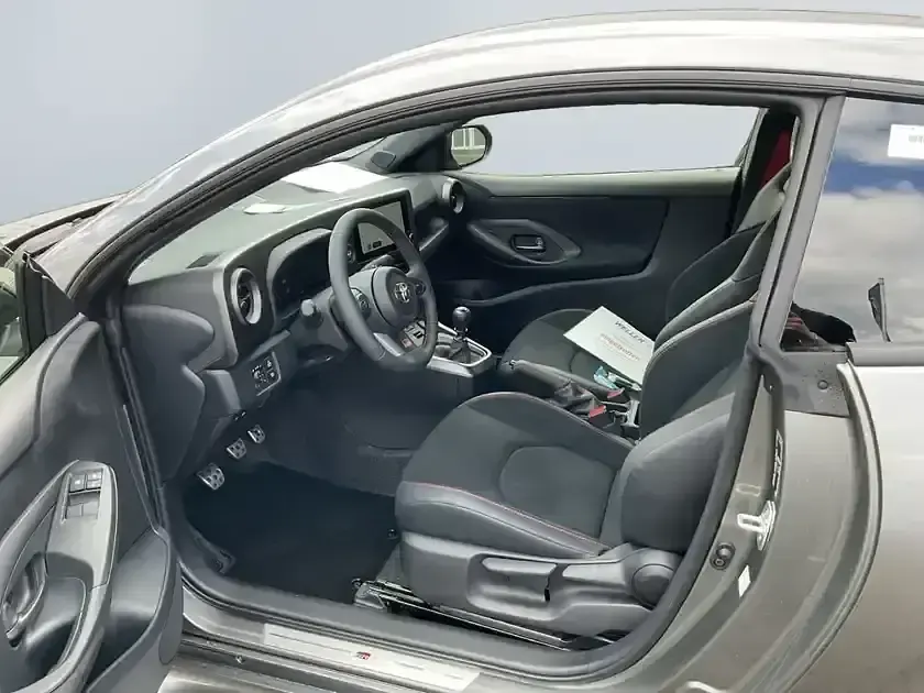 Neu Toyota Yaris 280 PS (205 kW) 2026 Silber Kleinwagen
