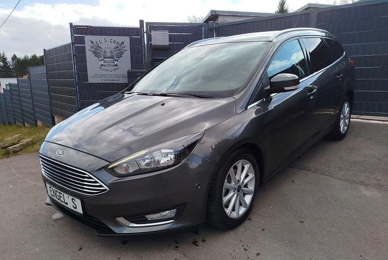 Gebraucht Ford Focus Titanium 125 PS (91 kW) 2016 Grau Kombi