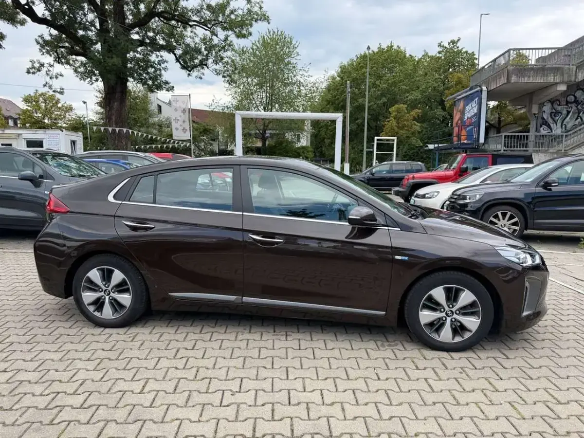 Gebraucht Hyundai Ioniq Style 105 PS (77 kW) 2018 Demitasse brown Kleinwagen