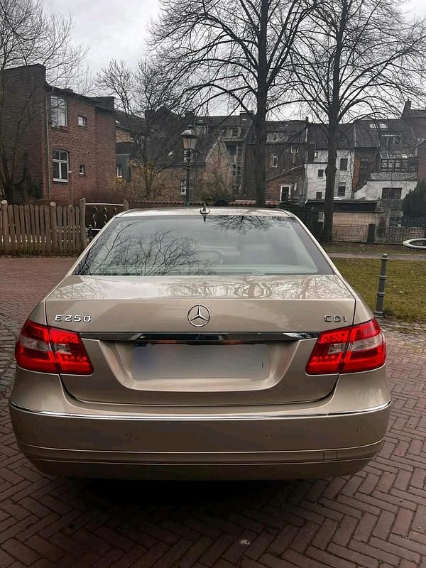 Gebraucht Mercedes E250 204 PS (150 kW) 2009 Gold Limousine
