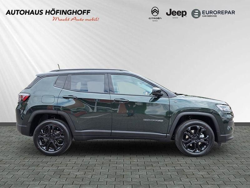 Neu Jeep Compass North 131 PS (96 kW) 2025 Grün SUV