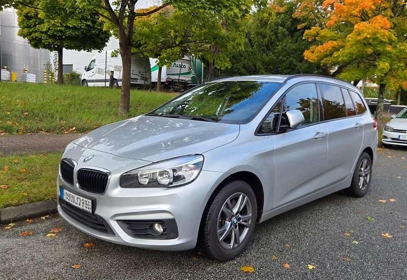 Grau Gebraucht 2015 BMW 218 Advantage Van / Kleinbus | 10.499 € (Fairer Preis) - Bild 1/4