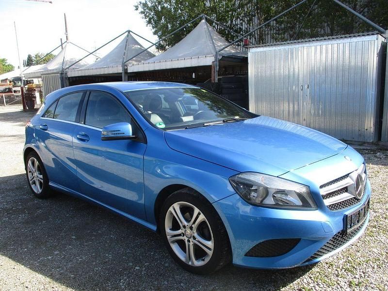 Blau Gebraucht 2012 Mercedes A180 Limousine | 6.700 € (Guter Preis) - Bild 1/4