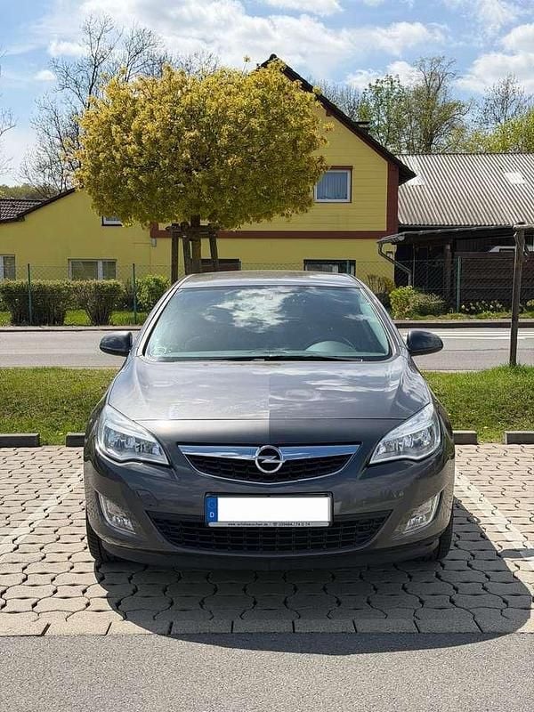 Używany Opel Astra Design Edition 116 KM (85 kW) 2011 Szary Hatchback