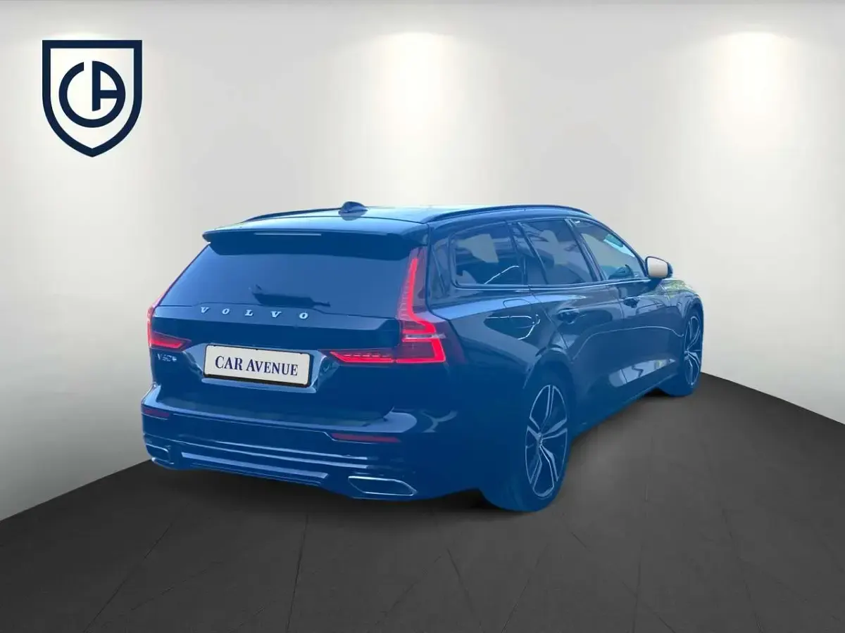 Gebraucht Volvo V60 R-Design 250 PS (183 kW) 2020 Onyx black / metallic Kombi