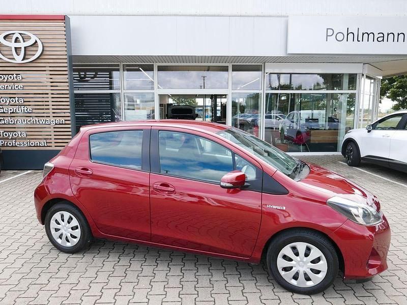 Rot Gebraucht 2014 Toyota Yaris Hybrid Comfort Kleinwagen | 10.930 € (Etwas zu teuer) - Bild 1/4