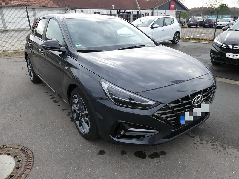 Grau Gebraucht 2022 Hyundai i30 Edition 30+ Limousine | 22.199 € (Fairer Preis) - Bild 1/4