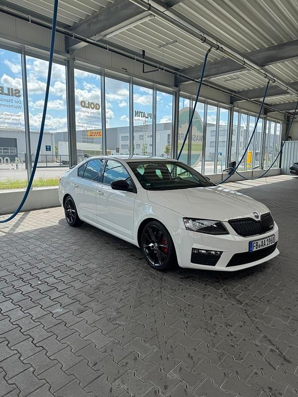 Weiß Gebraucht 2015 Skoda Octavia RS Limousine | 12.999 € - Bild 1/4