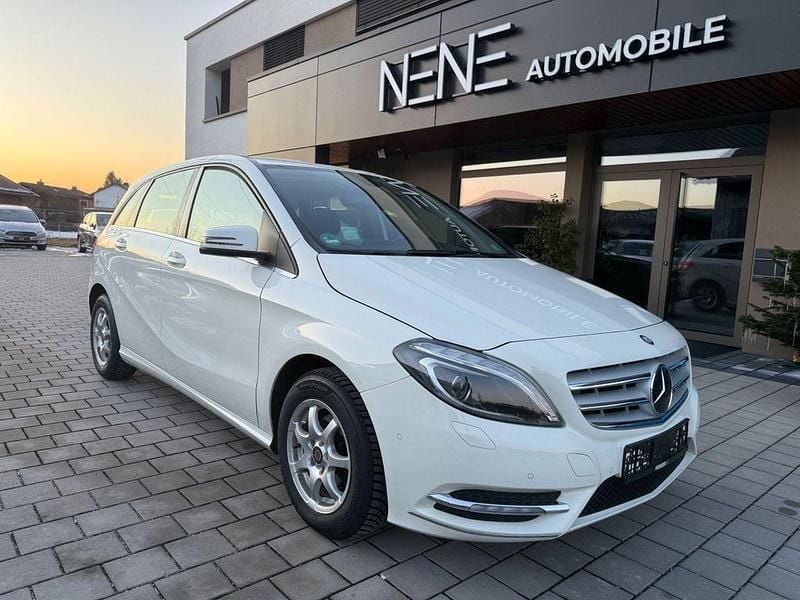 Gebraucht Mercedes B180 109 PS (80 kW) 2014 Weiß Van / Kleinbus