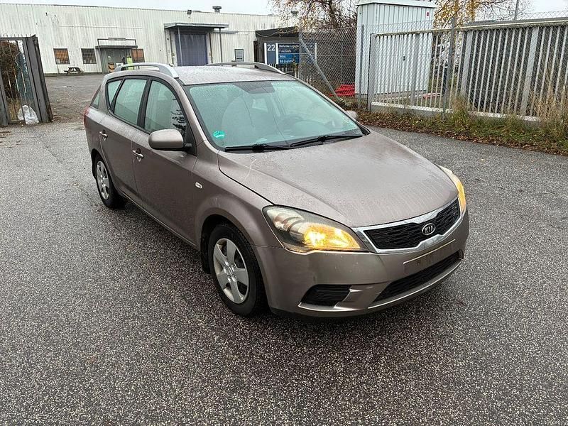 Gebraucht Kia Ceed 109 PS (80 kW) 2011 Beige Kleinwagen