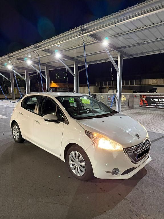 Weiß Gebraucht 2014 Peugeot 208 Active Kleinwagen | 4.590 € (Guter Preis) - Bild 1/4