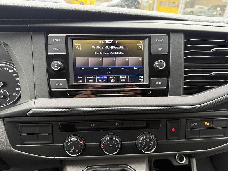 Gebraucht VW Transporter 110 PS (80 kW) 2023 Grau Van