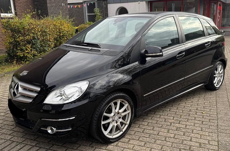 Schwarz Gebraucht 2010 Mercedes B200 Van / Kleinbus | 8.799 € (Etwas zu teuer) - Bild 1/4