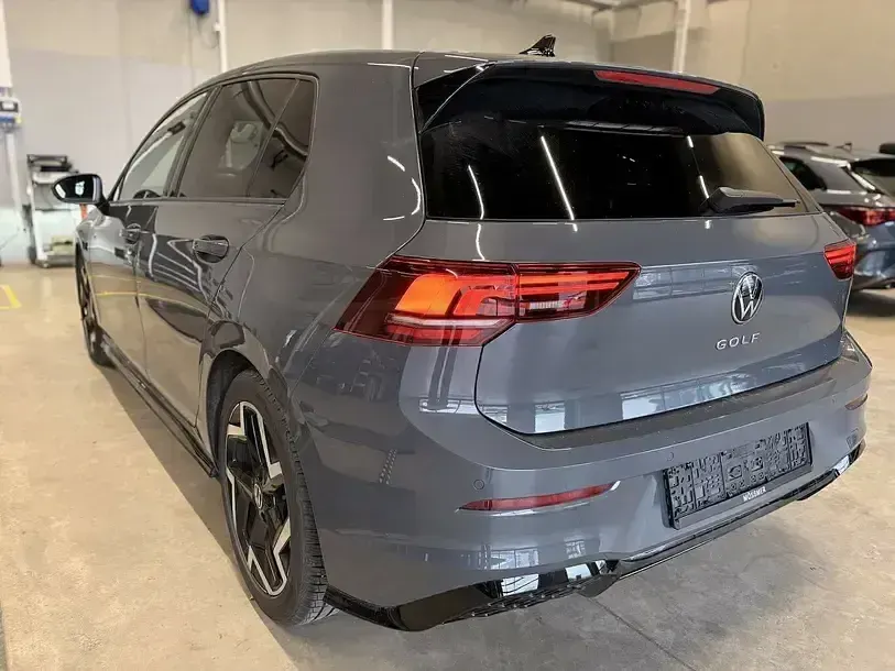 Usata VW Golf VIII R-line 150 CV (110 kW) 2025 Grigio Berlina