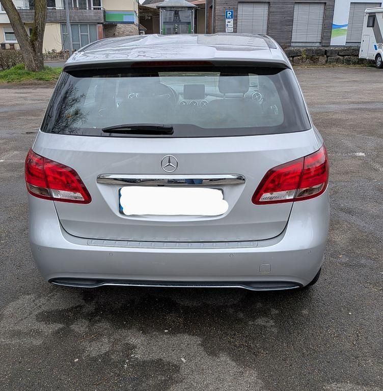 Gebraucht Mercedes B180 Style 122 PS (89 kW) 2017 Silber Van / Kleinbus
