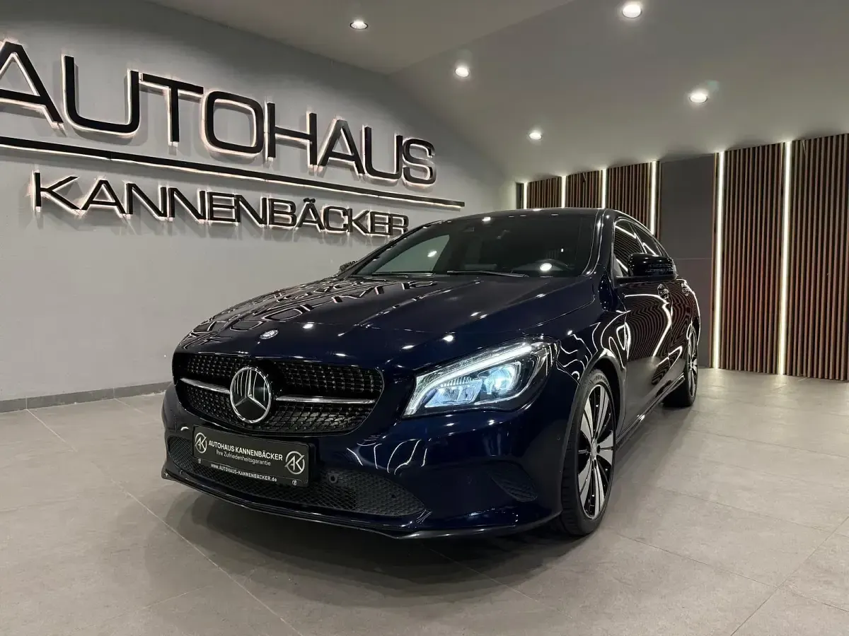 Gebraucht Mercedes CLA200 Shooting Brake 156 PS (114 kW) 2017 Blau Kombi