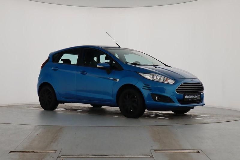 Gebraucht Ford Fiesta Trend 101 PS (74 kW) 2016 Arubablau metallic Limousine