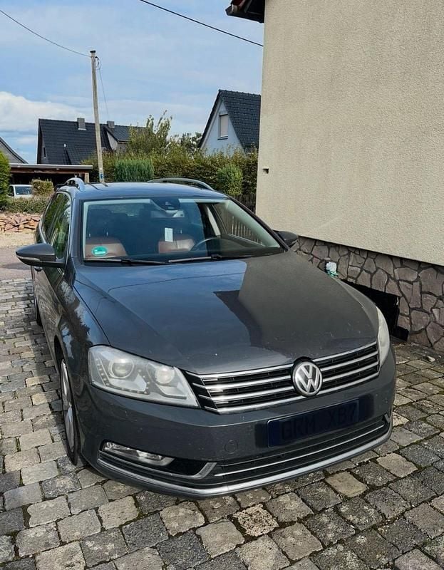 Grau Gebraucht 2012 VW Passat Highline Kombi | 8.300 € (Fairer Preis) - Bild 1/4