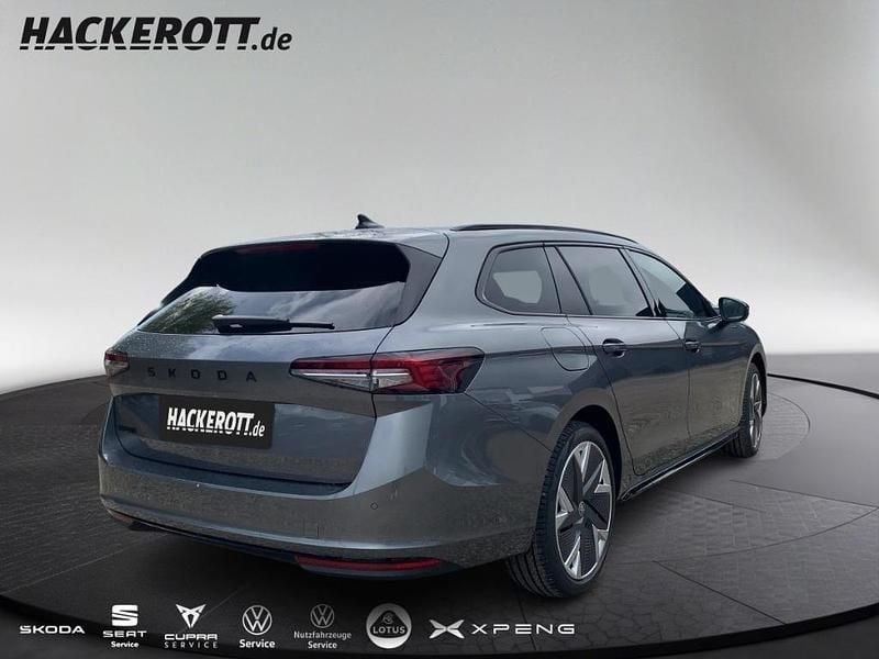 Neu Skoda Superb SportLine 150 PS (110 kW) 2026 Grau Kombi