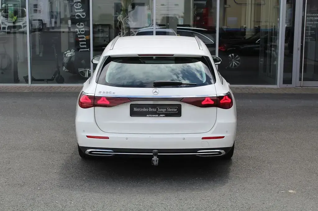 Gebraucht Mercedes E220 Avantgarde 197 PS (144 kW) 2025 Weiß Kombi