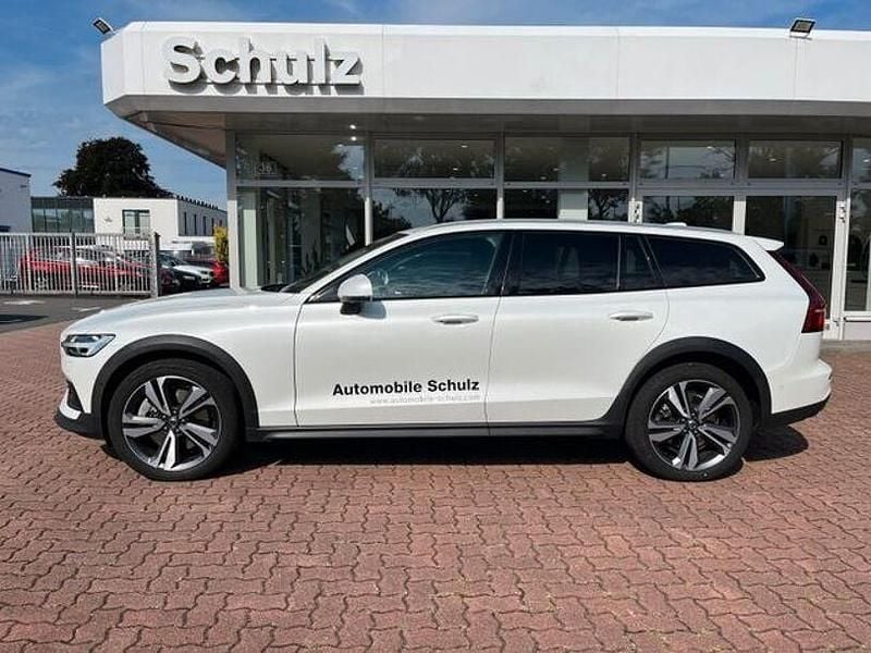 Weiß Gebraucht 2024 Volvo V60 CC Ultimate Kombi | 44.850 € (Fairer Preis) - Bild 1/4