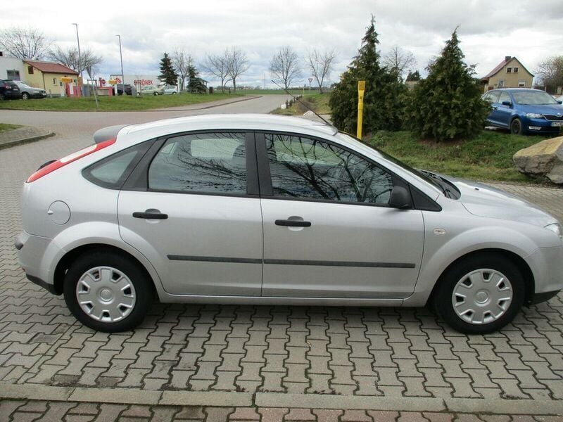 Gebraucht Ford Focus Ambiente 101 PS (74 kW) 2005 Silber Limousine