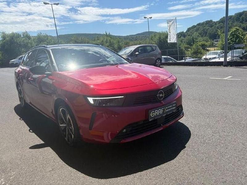 Gebraucht Opel Astra Elegance 181 PS (133 kW) 2024 Peperoncino/schwarz Kombi