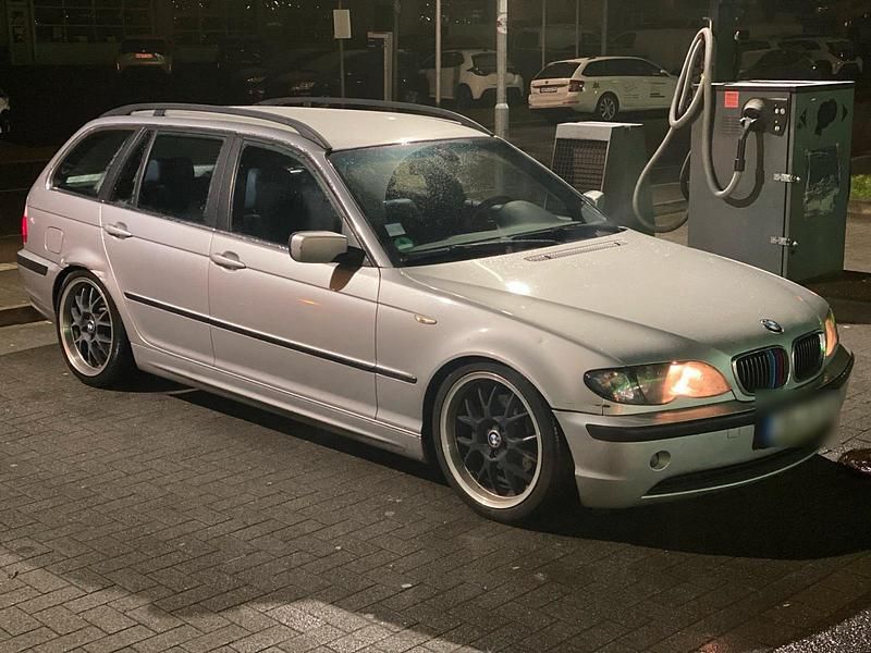 Silber Gebraucht 2003 BMW 320 Kombi | 2.000 € (Fairer Preis) - Bild 1/4