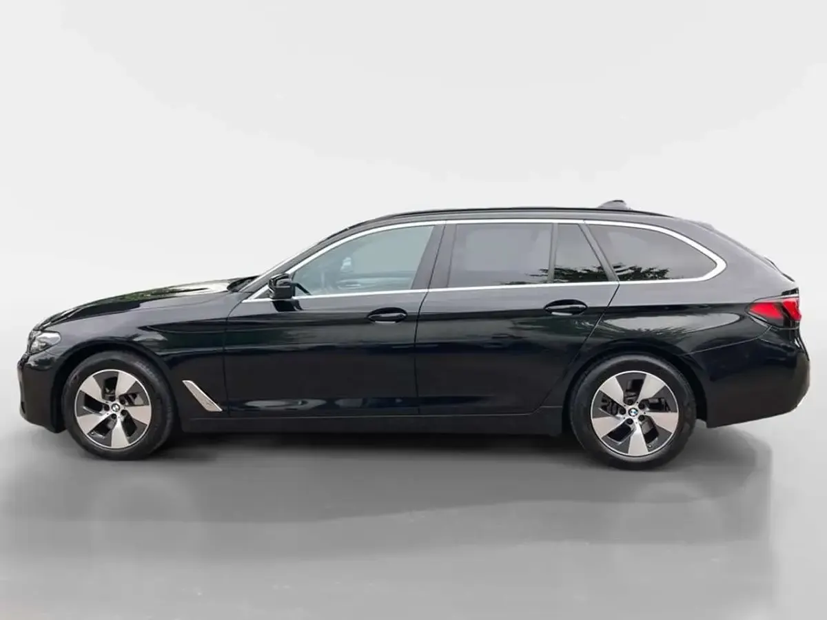 Gebraucht BMW 530 Sport Line 245 PS (180 kW) 2023 Saphirschwarz metallic Kombi