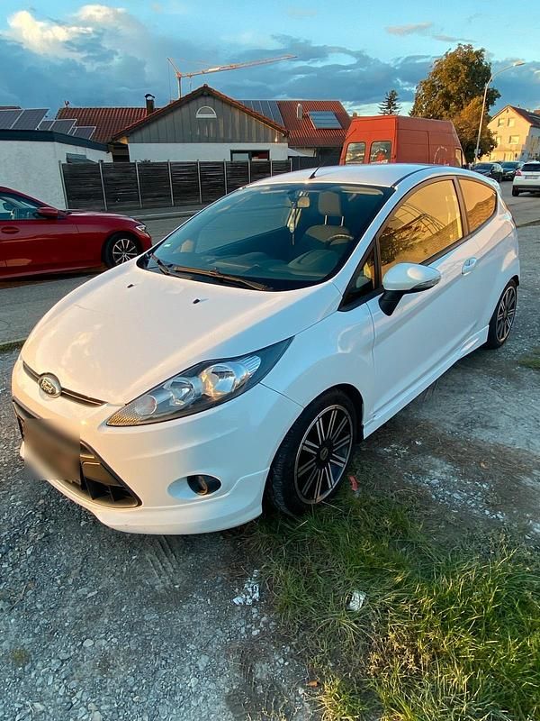 Weiß Gebraucht 2010 Ford Fiesta Kleinwagen | 2.500 € (Guter Preis) - Bild 1/4