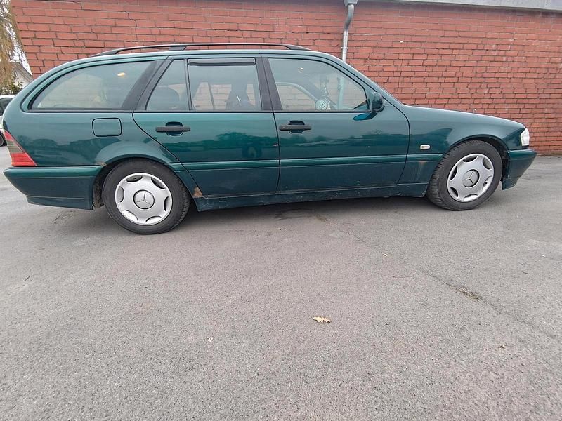 Gebraucht Mercedes C180 122 PS (89 kW) 1998 Grün Kombi