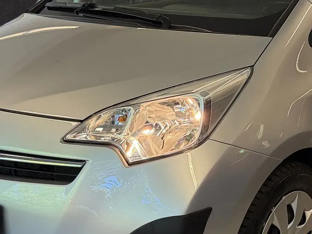 Gebraucht Toyota Verso-S Life 99 PS (72 kW) 2012 Silber Van / Kleinbus