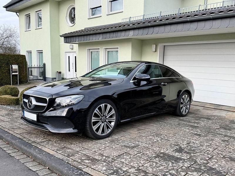 Schwarz Gebraucht 2018 Mercedes E200 Coupé | 26.850 € (Fairer Preis) - Bild 1/4