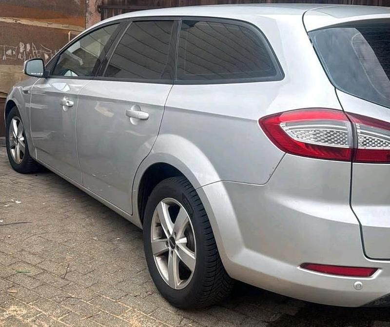 Gebraucht Ford Mondeo 150 PS (110 kW) 2011 Silber Kombi