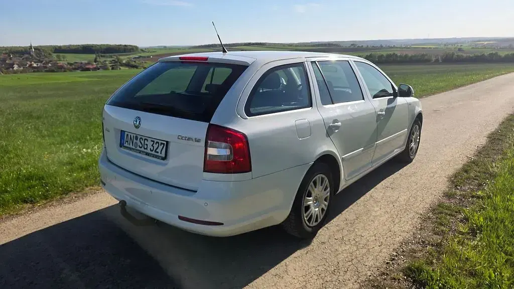 Gebraucht Skoda Octavia Ambition 105 PS (77 kW) 2012 Weiß Kombi