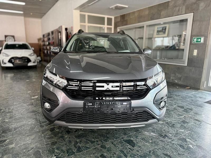 Neu Dacia Sandero Expression 101 PS (74 kW) 2025 Grau SUV