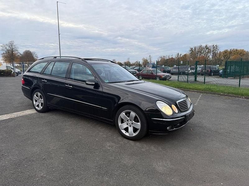 Schwarz Gebraucht 2005 Mercedes E320 Avantgarde Kombi | 3.990 € (Guter Preis) - Bild 1/4