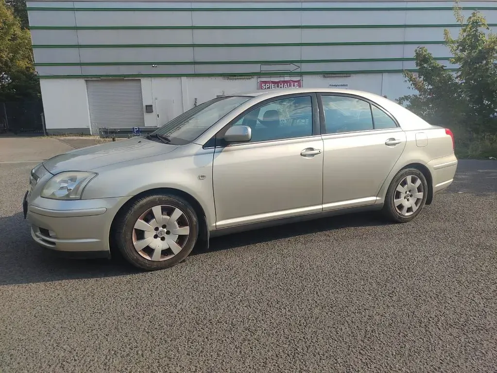 Gebraucht Toyota Avensis Sol 129 PS (94 kW) 2003 Silber Kleinwagen