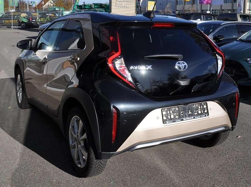 Gebraucht Toyota Aygo X-plore 72 PS (52 kW) 2022 Ginger beige black mica Kleinwagen