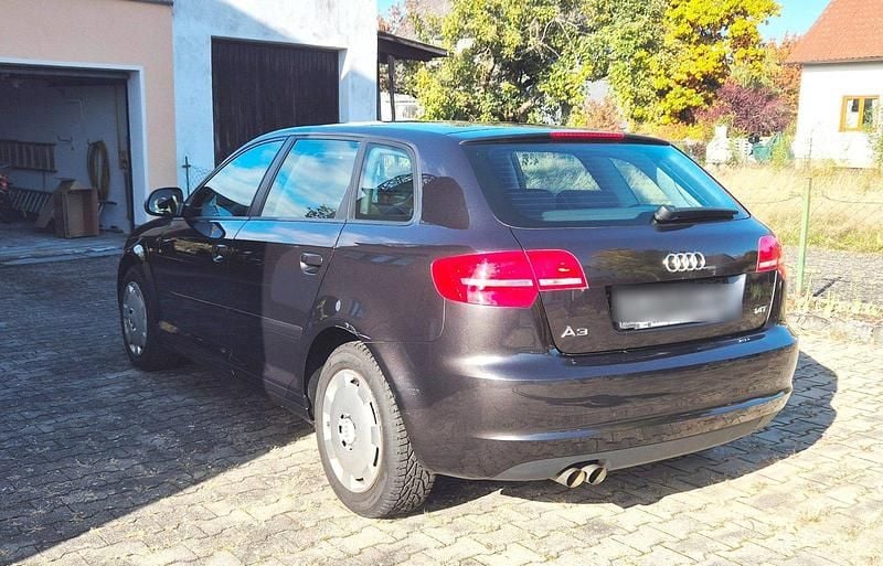 Grau Gebraucht 2009 Audi A3 Sportback Attraction Limousine | 5.300 € (Superpreis) - Bild 1/4