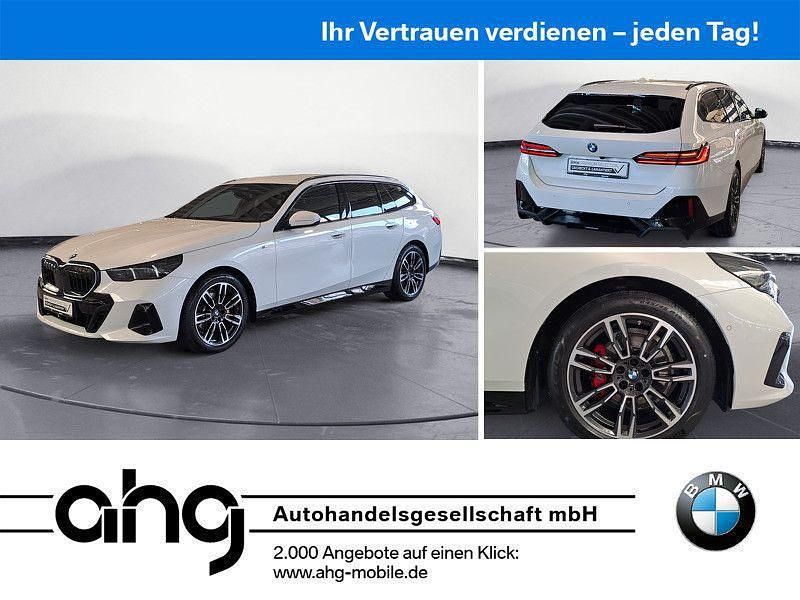 Mineral weiß metallic Gebraucht 2024 BMW 520 M Sport Kombi | 49.550 € (Superpreis) - Bild 1/4